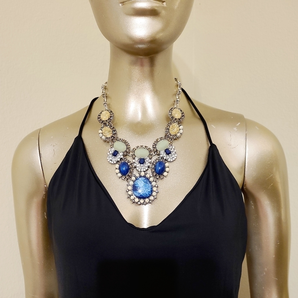 SOLD CHLOE & ISABEL TANGIER SOLADITE CHAMPAGNE CRYSTAL SILVER STATEMENT NECKL… - Picture 3 of 16